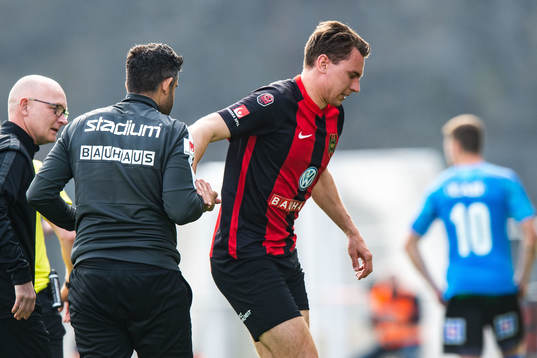 Brommapojkarnas Marcus Hansson får hjälp av planen