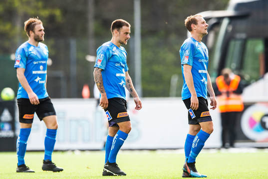 Halmstads Pontus Silfwer deppar med lagkamrater i halvtid
