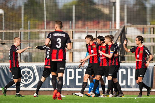Brommapojkarnas Alexander Nilsson jublar med lagkamrater