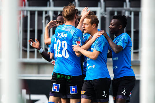 Halmstads Gabriel Gudmundsson jublar med lagkamrater