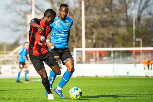Halmstads Sadat Karim och Brommapojkarnas Eric Johana Omondi