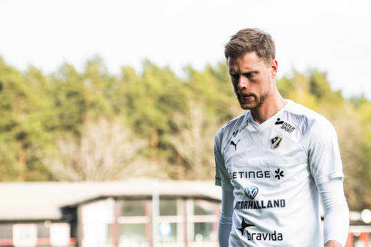 Halmstads målvakt Malkolm Nilsson deppar