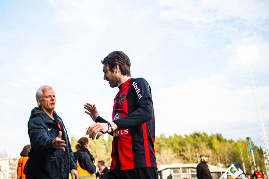 Brommapojkarnas Markus Gustafsson jublar