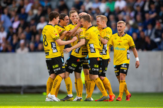 Elfsborgs Pawel Cibicki jublar med lagkamrater