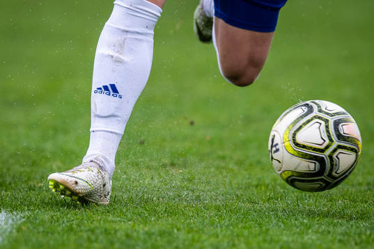En fotbollsspelare med boll