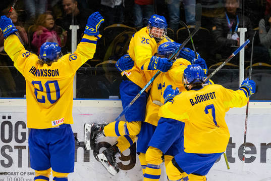 Alexander Holtz of Sweden celebrate with team mates