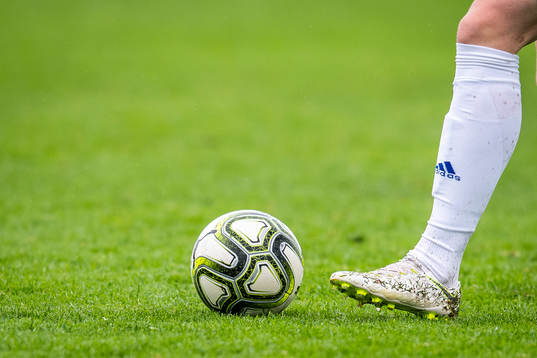 En fotbollsspelare med boll