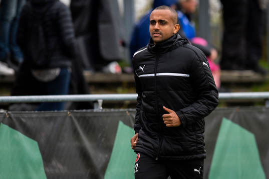 Hittarps Walid Atta värmer upp