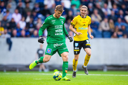 Sirius målvakt Lukas Jonsson och Elfsborgs Pawel Cibicki