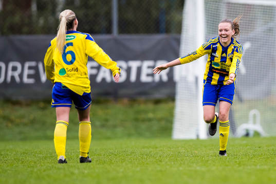 Eskilsminnes Nova Karlsson (h)  jublar