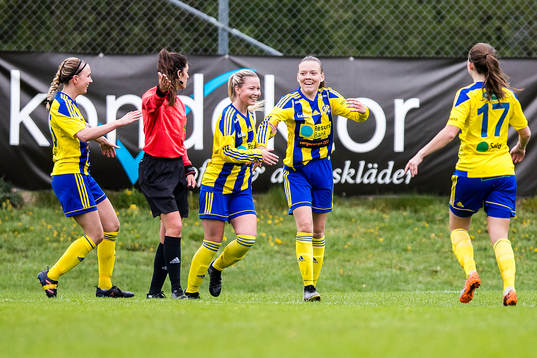Eskilsminnes Nova Karlsson jublar