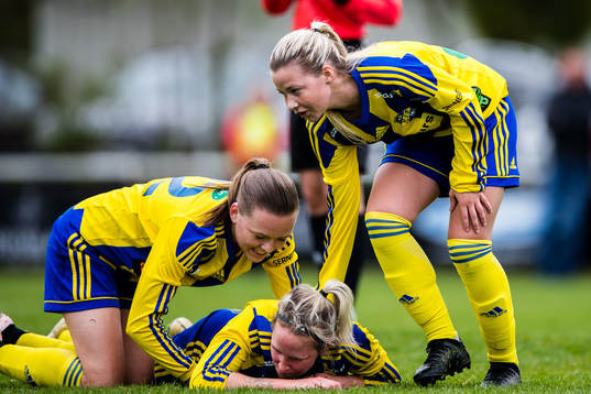 Eskilsminnes Jasmine Hansen jublar med lagkamrater