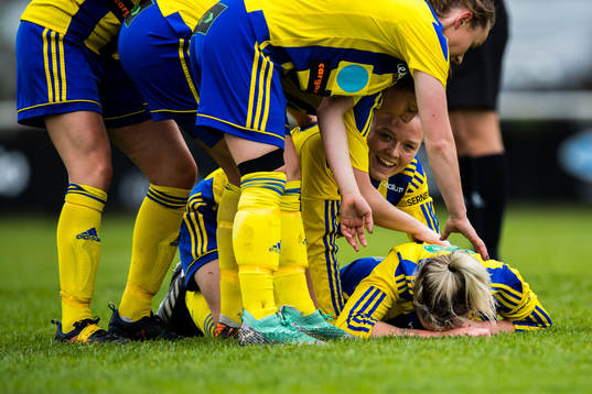 Eskilsminnes Jasmine Hansen jublar med lagkamrater