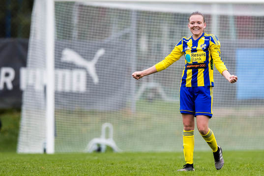 Eskilsminnes Nova Karlsson jublar