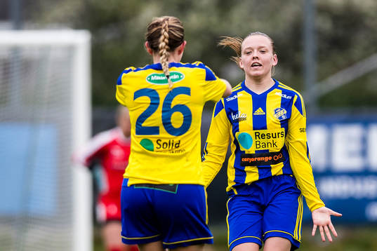 Eskilsminnes Nova Karlsson jublar