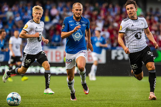 Birger Meling of Rosenborg against Eirik Hestad of Molde