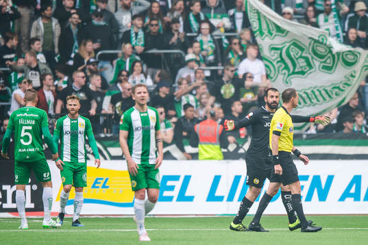 Hammarbys målvakt Gianluca Curci protesterar