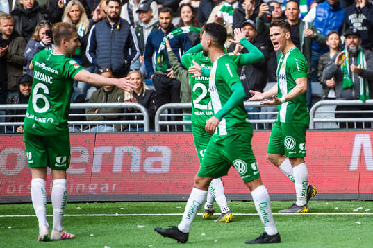 Hammarbys Vidar Örn Kjartansson jublar med lagkamrater