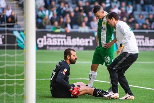 Hammarbys målvakt Gianluca Curci har ont