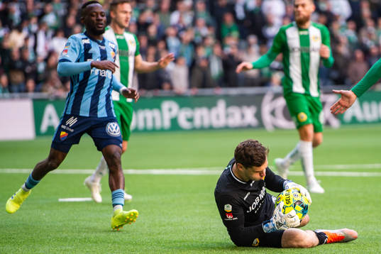 Hammarbys Aiham Ousou med en räddning