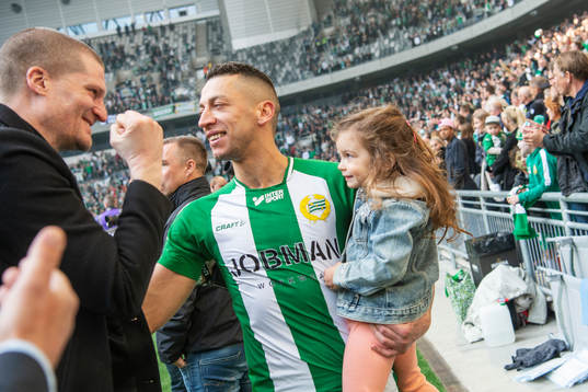 Hammarbys Nikola Djurdjic jublar med sin dotter