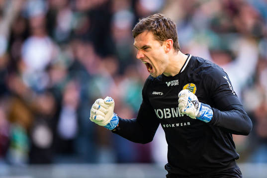 Hammarbys målvakt Davor Blazevic jublar