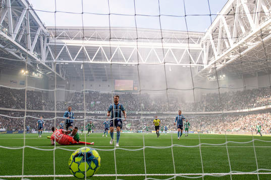 Hammarbys Nikola Djurdjic gör 1-0 bakom Djurgårdens Jacob