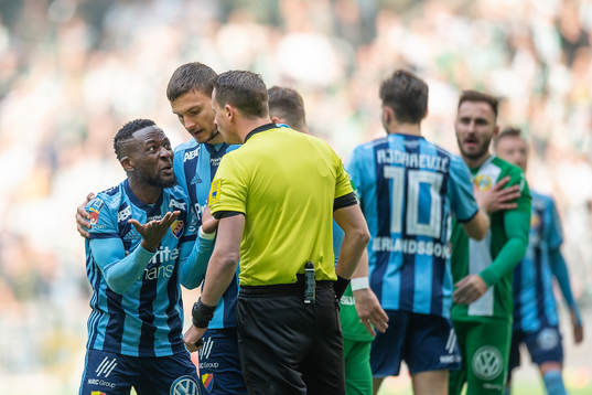 Djurgårdens Mohamed Buya Turay och Erik Berg reagerar mot