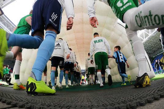 Hammarbys och Djurgårdens spelare i spelartunneln