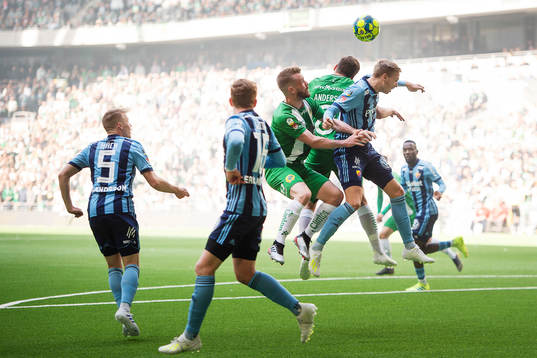 Hammarbys Mads Fenger i en duell mot Djurgårdens Jonathan