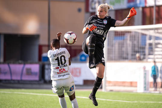 Växjös Ritah Kivumbi och Eskilstunas målvakt Emelie