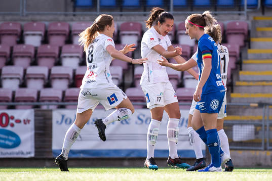 Växjös Anna Anvegård (v) och Nellie Karlsson (m) jublar