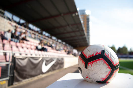 En fotboll och läktare