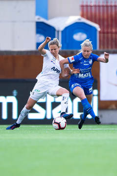 Växjös Emmi Alanen i en närkamp med en spelare i