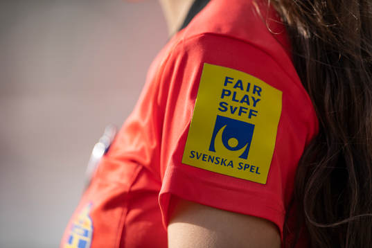Svenska Spels logo på en domartröja
