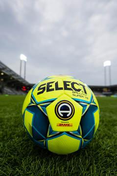 En fotboll på Bravida Arenas konstgräs innan