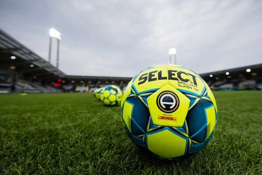 En fotboll på Bravida Arenas konstgräs innan