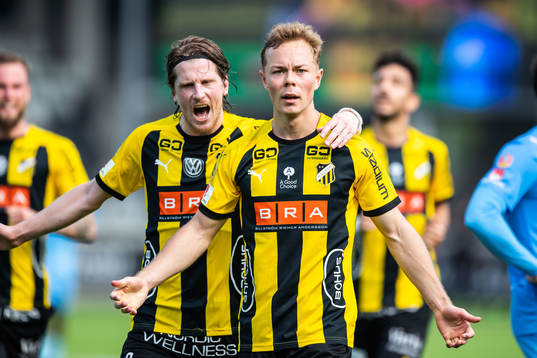 Häckens Adam Andersson jublar