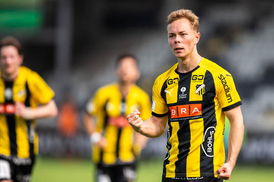 Häckens Adam Andersson jublar