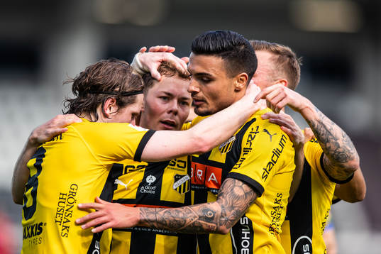 Häckens Adam Andersson jublar med lagkamrater
