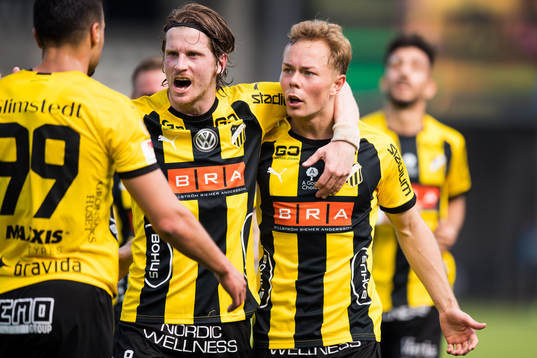 Häckens Adam Andersson jublar ihop med Erik Friberg och