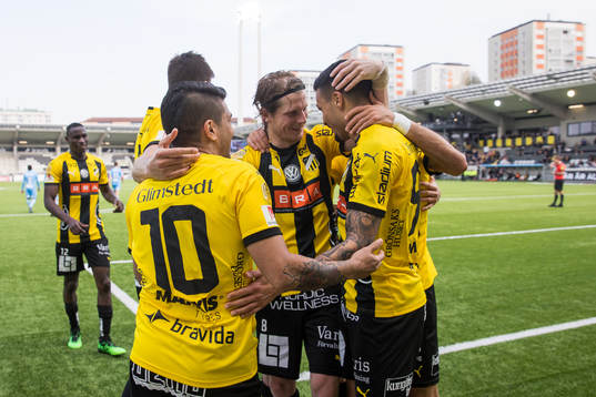 Häckens Paulinho jublar med lagkamrater