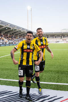 Häckens Paulinho jublar med Joona Toivio