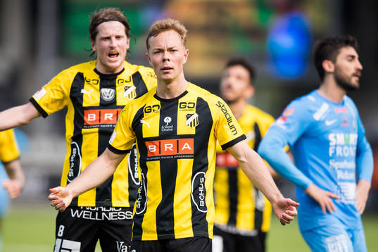 Häckens Adam Andersson jublar