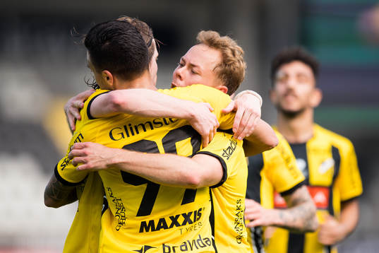 Häckens Adam Andersson jublar med Erik Friberg och Ahmed
