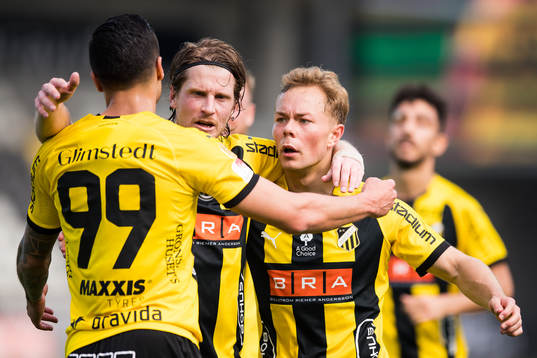 Häckens Adam Andersson jublar med Erik Friberg och Ahmed