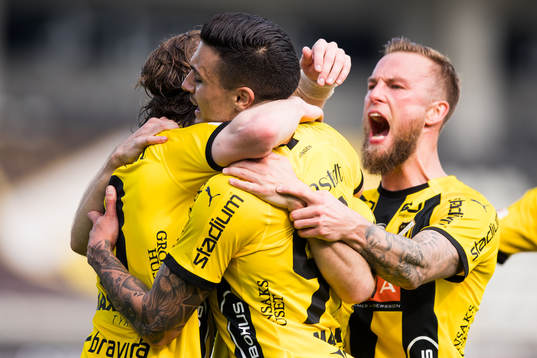Häckens Adam Andersson jublar med lagkamrater
