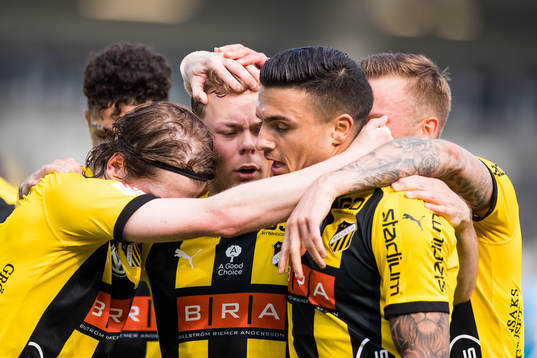 Häckens Adam Andersson jublar med lagkamrater