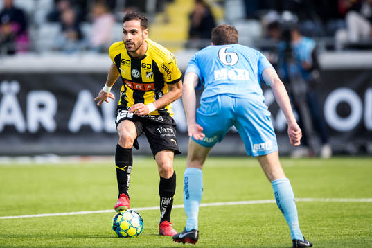 Häckens Mervan Celik mot AFC Eskilstunas Jesper Björkman