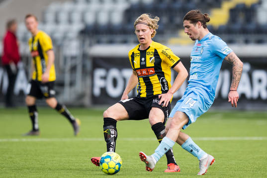 Häckens Gustav Berggren mot AFC Eskilstunas Christian